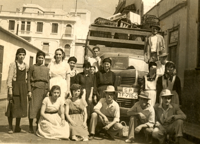Candelaria. Camión en Candelaria III. Fondo Fotográfico Francisco Coello